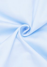 Tessuto blu chiaro con una texture liscia, mostrato in una piega a spirale. Distribuzione uniforme del colore, senza motivi o decorazioni visibili.
