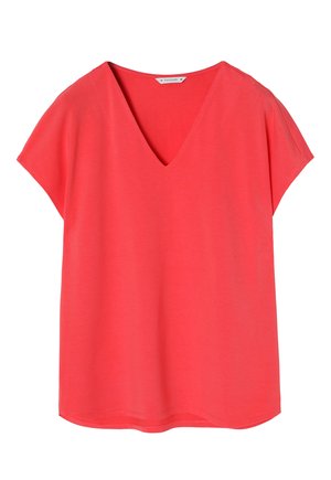 T-shirt coral à col V avec des manches courtes, en tissu doux, présentant une coupe décontractée et un ourlet incurvé, sans motifs ni ornements.