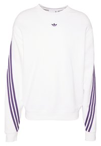 Vit sweatshirt med långa ärmar, prydd med tre lila ränder längs varje ärm och en liten lila logotyp vid halsringningen.