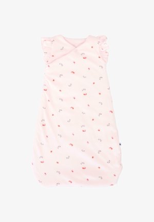 Miękki różowy śpiworek dla niemowląt z małymi czerwonymi i różowymi wzorami kwiatowymi oraz falbaniastymi rękawami, zaprojektowany dla komfortu i ciepła.