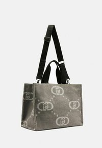 Borsa tote rettangolare grigia con motivo a catena bianca, spallaccio nero regolabile e due manici corti neri.