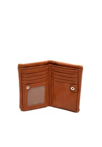 Hnědá kožená peněženka s několika sloty na karty, průhledným okénkem na doklady a patentním uzávěrem. Uvnitř má hladký povrch a pečlivé švy.