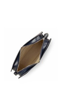 Borsa in pelle blu navy con chiusura a zip, caratterizzata da un esterno liscio e un interno in tessuto beige, che mostra un design strutturato e angolare.
