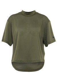 Top de malla de manga corta en verde oliva con un escote alto, presenta dobladillo curvado, corte holgado y sutil logo de Nike en la manga derecha.
