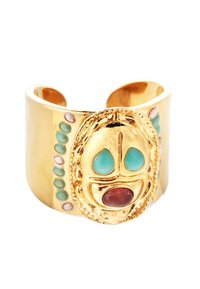 Bracelet jonc en or avec un design texturé, orné de petites pierres semi-précieuses turquoise et rouges, ainsi que d'accents en métal décoratifs.