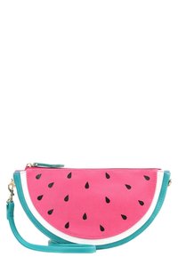 Torebka w kształcie arbuza w różowej sztucznej skórze z czarnymi akcentami nasion i turkusowymi wykończeniami. Posiada zamek błyskawiczny oraz odczepiany pasek.