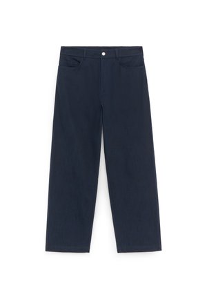 Marineblaue, gerade geschnittene Hose mit Knopf vorne, Reißverschluss, Gürtelschlaufen und vorderen Taschen, flach auf weißem Hintergrund liegend.