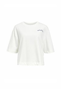 Camiseta de algodón blanca de corte holgado, con mangas cortas, escote redondo y texto bordado en azul marino "Explorador de Vacaciones" en el lado izquierdo del pecho.