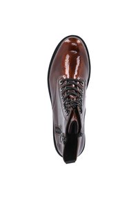 Botte en cuir marron brillant avec un embout rond, des lacets noirs et une fermeture éclair latérale. Présente une finition texturée et une semelle en caoutchouc noire.