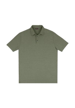 Polo de manga corta verde oliva con cuello y dos botones sobre un fondo blanco liso.