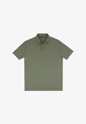 Polo de manga corta verde oliva con cuello y dos botones sobre un fondo blanco liso.