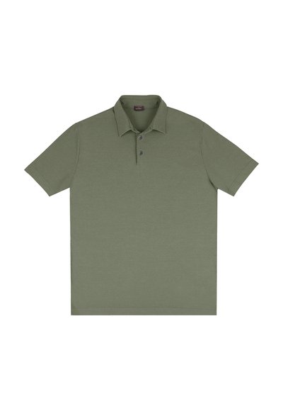 Polo-shirt vert olive à manches courtes avec col et deux boutons sur fond blanc uni.