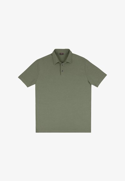 Polo-shirt vert olive à manches courtes avec col et deux boutons sur fond blanc uni.