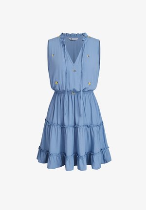 Vestido azul sin mangas con cuello con volantes, falda en capas, cintura elástica y pequeños bordados florales amarillos en todo el vestido.