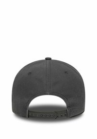 Graue Baseballkappe mit flachem Schirm, verstellbarem Snapback, strukturiertem Stoff und einer mittig angebrachten Taste oben. Keine sichtbaren Logos oder Muster.