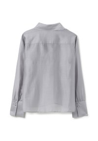 Blusa grigia chiara a maniche lunghe con colletto. Tessuto liscio, con polsini abbottonati e una leggera lucentezza. Vista posteriore mostrata.