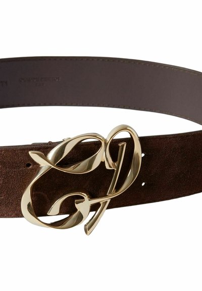 Cinturón de ante marrón con una gran hebilla de metal dorado decorativa que presenta un diseño en cursiva. El cinturón tiene varios agujeros para ajustes.