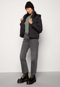 Pieces PCJAMILLA SHORT PUFFER JACKET - Jachetă de iarnă - black