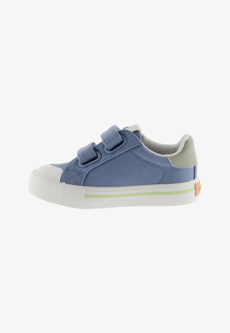 Sneaker in tela blu con punta in gomma bianca, due cinturini in velcro, striscia di accento verde chiaro e linguetta del tallone verde pallido.