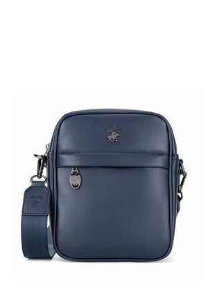 Marineblaue rechteckige Crossbody-Tasche mit Frontreißverschlusstasche, verstellbarem Riemen und dem vorne geprägten Beverly Hills Polo Club Logo.
