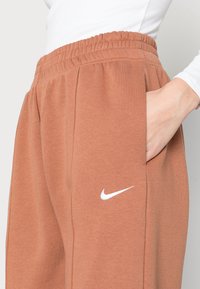 Nike Sportswear W NSW ESSNTL PANT FLC TREND - Calças de fato de treino - mineral clay/white
