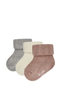 Set von drei gestrickten Socken in Grau, Creme und Braun. Jede Socke hat einen gerippten Bündchen und einen weichen, strukturierten Körper mit kontrastierenden Farben.