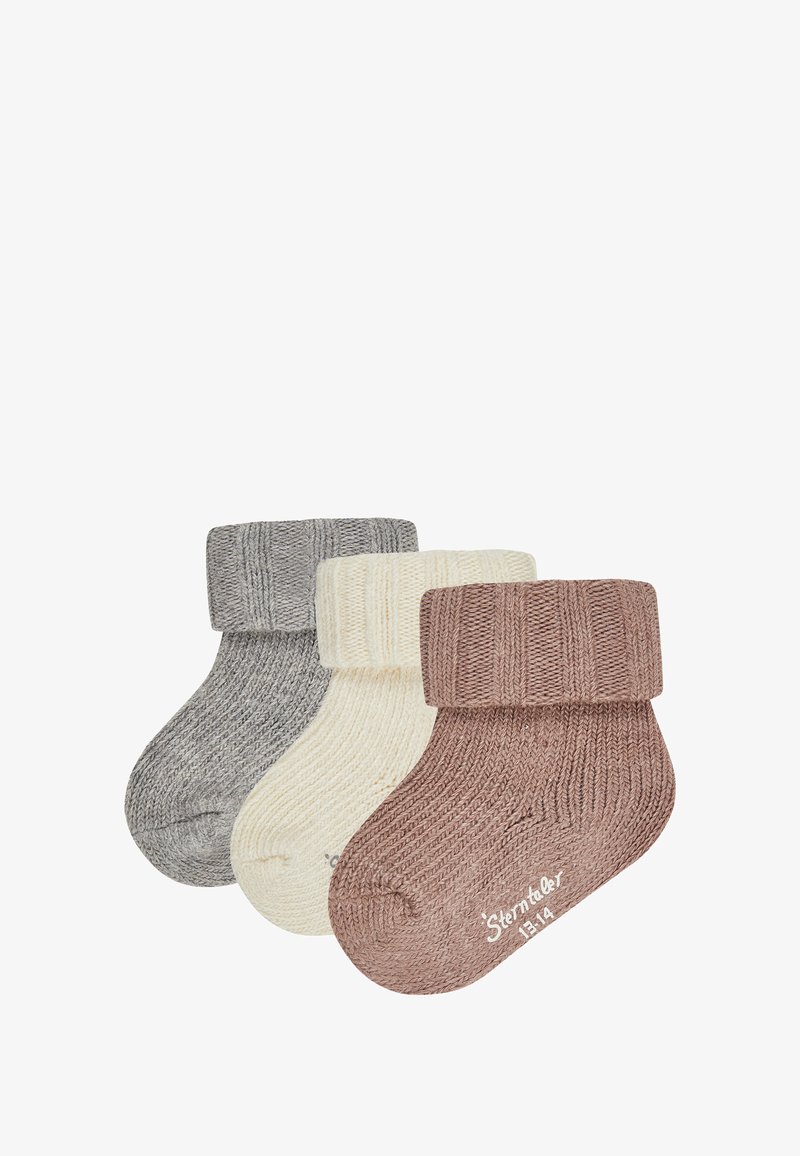 Set von drei gestrickten Socken in Grau, Creme und Braun. Jede Socke hat einen gerippten Bündchen und einen weichen, strukturierten Körper mit kontrastierenden Farben.
