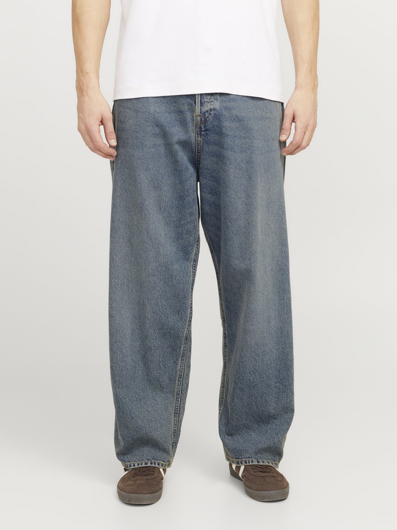 Blaue weit geschnittene Denim-Jeans mit mittlerem Waschgrad, ausgestattet mit einem normalen Bund, Fronttaschen und leichter Ausbleichung in der Nähe der Nähte.