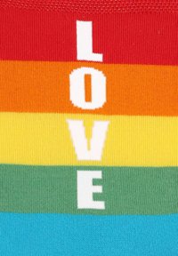 Wielokolorowa dziana tkanina w poziome paski w kolorze czerwonym, pomarańczowym, żółtym, zielonym i niebieskim, z napisem "LOVE" dużymi białymi literami w formie bloku.