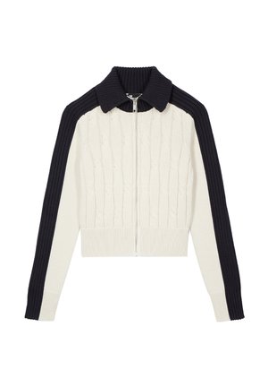 Pull en tricot à fermeture éclair avec corps en maille torsadée crème, col côtelé noir et manches côtelées noires s'étendant des épaules aux poignets.