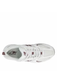 Scarpa da corsa bianca con pannelli in mesh, dettagli bordeaux e lacci. Logo sulla soletta, punta arrotondata con suola sintetica.