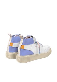 Sneakers alte con pelle bianca, tela azzurra chiara e un accento arancione. Suola in gomma beige testurizzata con cuciture decorative sul retro.