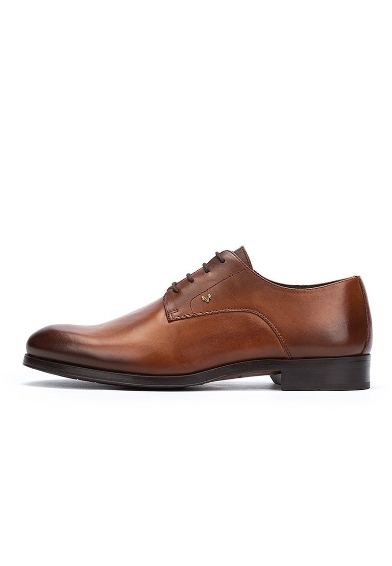 Chaussure habillée pour homme en cuir marron avec fermeture lacée et petit talon, présentée en profil latéral sur fond blanc.