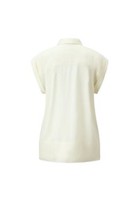 Blusa a maniche corte, di un giallo chiaro con una texture morbida, colletto con bottoni e una vestibilità ampia, caratterizzata da un orlo dritto e una silhouette rilassata.