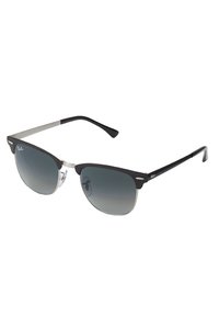 Ochelari de soare negri și argintii cu o formă cat-eye, lentile cu gradient și accente metalice pe ramă. Brațe din plastic cu vârfuri gri.