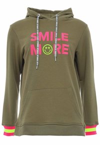 Felpa verde oliva con testo "SMILE MORE" in rosa e giallo, dotata di cordini, tasca a marsupio e polsini bicolore.