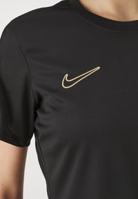 Nike Performance TOP BRANDED - Spordi T-särk - black/metallic gold