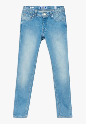 Jean slim bleu clair avec bouton et fermeture éclair à l'avant, design cinq poches et étiquette de marque visible à l'intérieur de la ceinture.