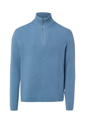 Blauer, langärmeliger, gerippter Pullover mit hohem Kragen und kurzem Frontreißverschluss vor weißem Hintergrund.