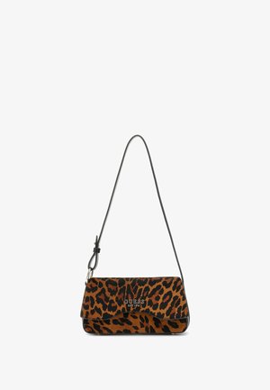 Handtasche im Leopardenmuster mit schwarzem Trageriemen, aus weichem Material gefertigt, mit einem Klappenverschluss und Logo-Akzent. Kompakte, rechteckige Form.