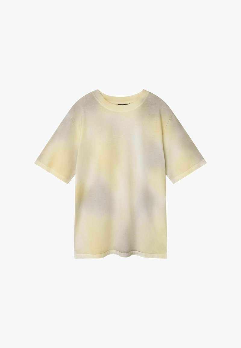 Krátky rukáv tričko svetložltej farby s gradient vzorom, vyrobené z mäkkej bavlny. Má okrúhly výstrih a voľný strih.