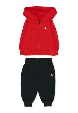 Rode hoodie met rits en kangoeroezakken, voorzien van een wit Jordan-logo. Zwarte sweatpants met elastische manchetten en bijpassend wit logo.