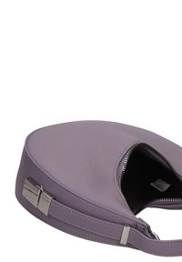 Borsa a tracolla in pelle viola con una forma arrotondata, dotata di chiusura a zip e dettagli in metallo argento. Texture liscia con cuciture minime.