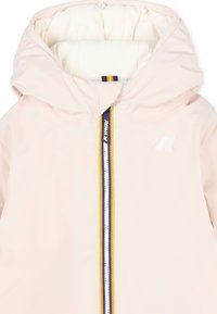 Giacca rosa chiaro con cappuccio, caratterizzata da una zip frontale con strisce blu, gialle e bianche, e un piccolo logo bianco sul petto.