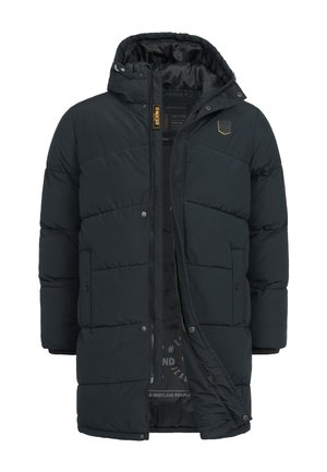 Svart quiltet lang dunjakke med hette, frontglidelås og trykknapper, to sidelommer med trykknapper, og merkede lapper på brystet og glidelåsen.