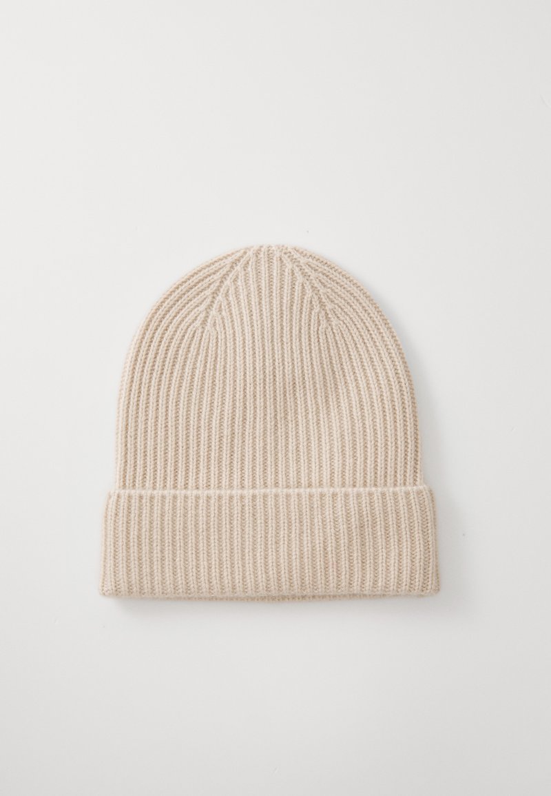 Beżowa dziana czapka z ribbowanym wzorem i składanym brzegiem, z bezszwowym wierzchem i miękkim materiałem odpowiednim na zimne dni.