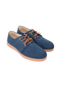 Zapatos de ante azules con punta redondeada, suela de goma marrón en contraste y cordones marrones. Textura suave y detalles de diseño mínimos.