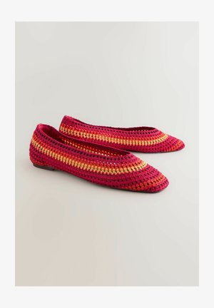 Heegeldatud lamedad jalanõud terava nina disainiga, millel on roosa, punase ja kollase gradientmustriga, valmistatud kerge materjaliga.