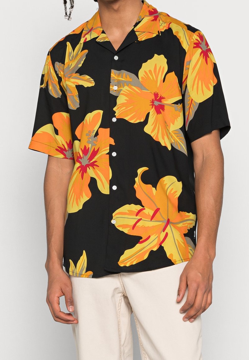 Zwart shirt met korte mouwen en een groot oranje-gele bloemenpatroon, met knopen aan de voorkant en een ontspannen kraagontwerp.