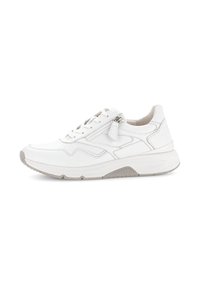 Baskets blanches en cuir avec une surface texturée, un col rembourré, une semelle en caoutchouc et un avant à lacets avec un petit détail de fermeture éclair sur le côté.
